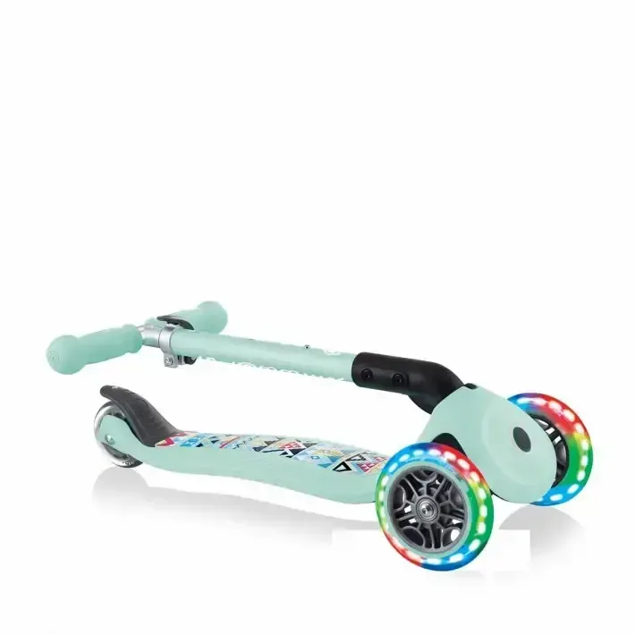 Сгъваема тротинетка със светещи колела Globber Junior Fantasy Lights, ментово зелена, снимка 6
