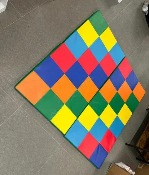 Сгъваема постелка за пълзене от 2 части от еко кожа и мека пяна, 144 × 144 см, дъга