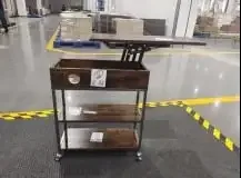 Помощна маса на колелца с повдигащ се плот, зарядна станция и рафтове, рустик кафява